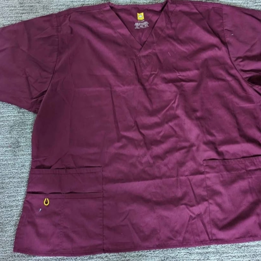 BNWT Plus Size Maroon V-Neck Scrub Top With Pockets